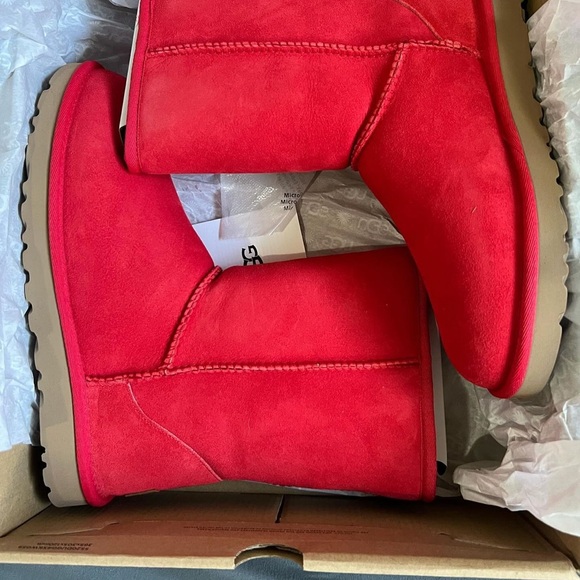 UGG CLASSIC BOOTS Size: 9 W 10/10 $170
IG: @SoleWorldWideHype - Picture 3 of 5